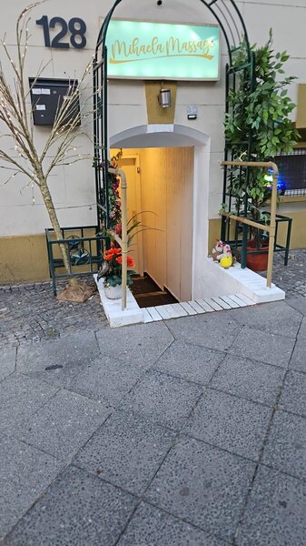 Locatie foarte buna in Berlin si bani de buzunar zilnic, domni generosi